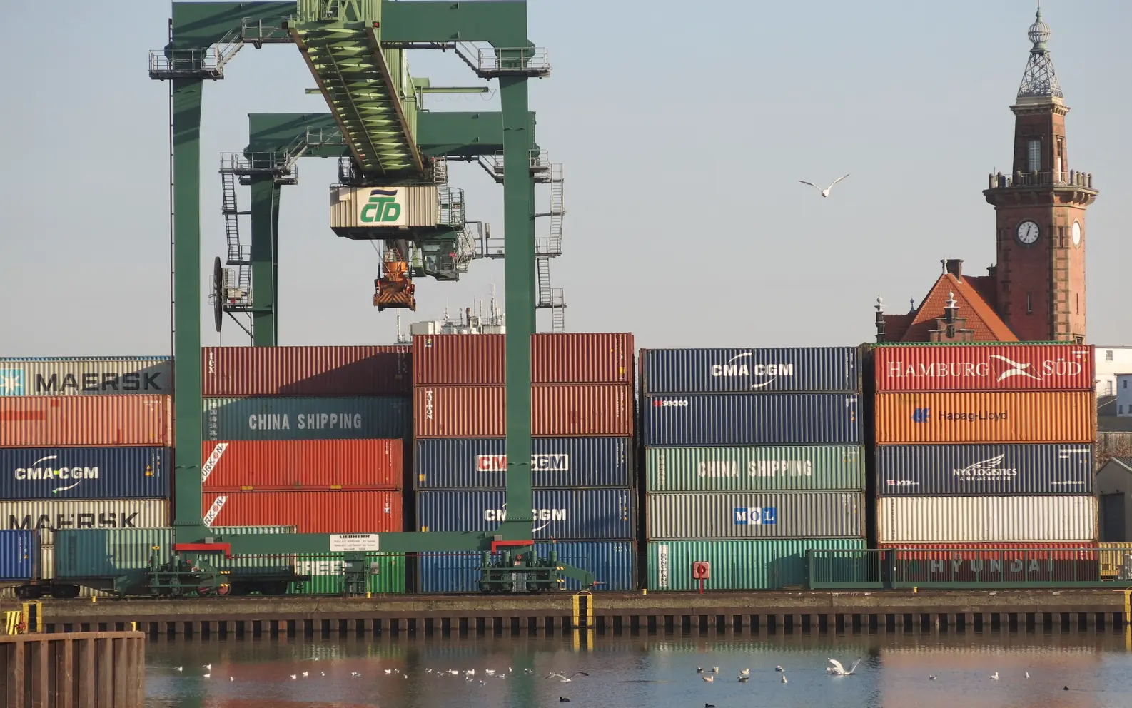 Containerkran und Altes Hafenamt im Dortmunder Hafen