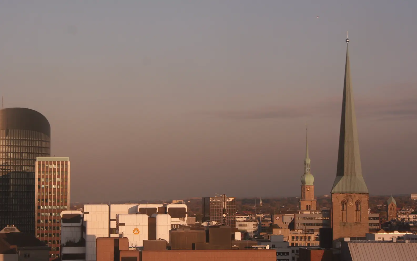 Die Dortmunder Innenstadt im Abendlicht mit Reinoldi- und Petrikirche
