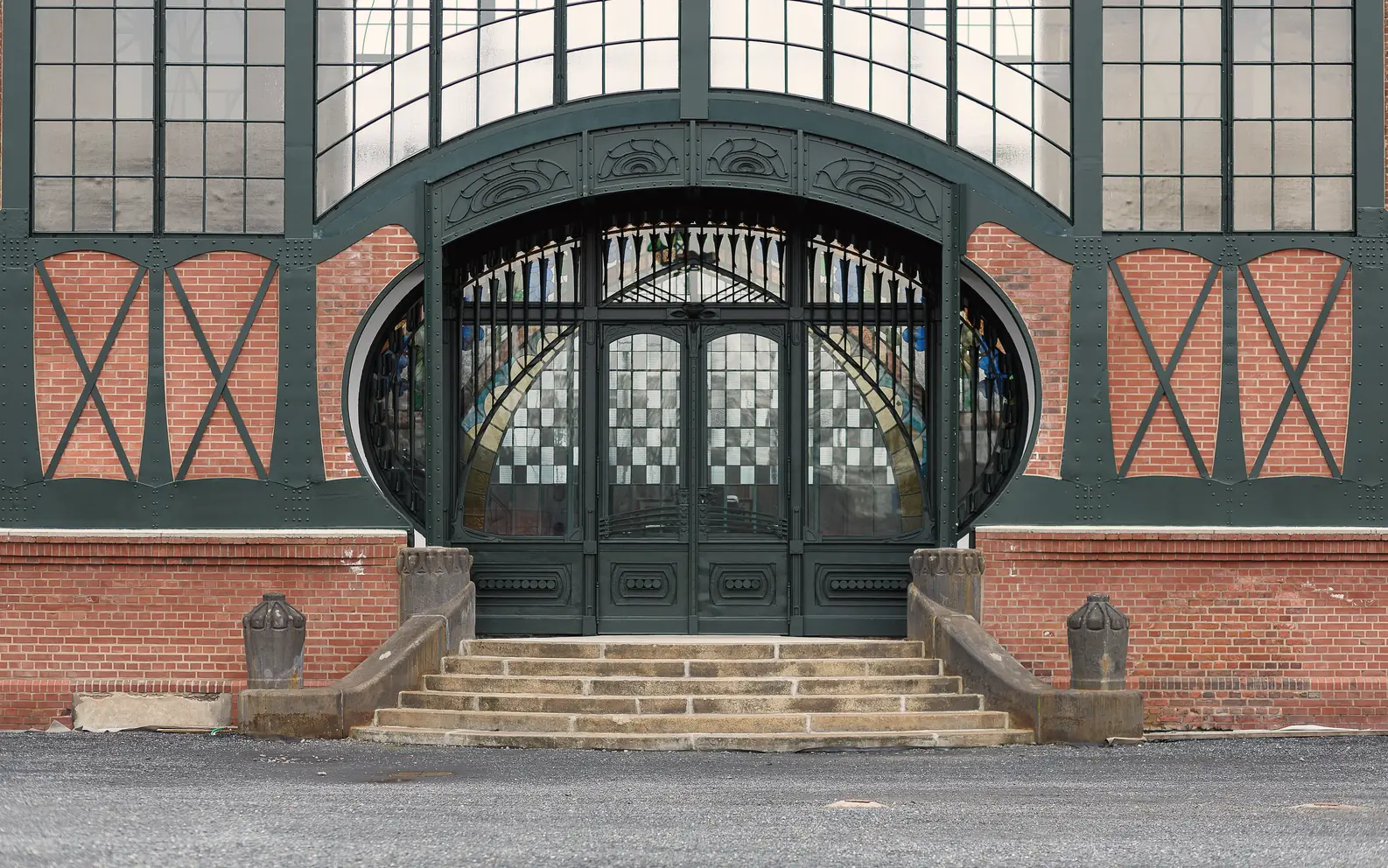 Das Jugendstil-Portal der Maschinenhalle auf der Zeche Zollern