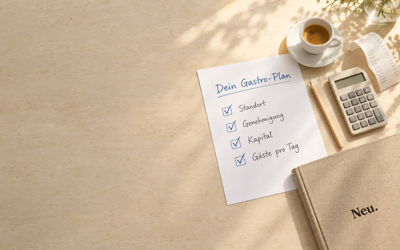 Schreibtisch mit dem Blatt „Dein Gastro-Plan“, Taschenrechner, Espresso und Kassenbon